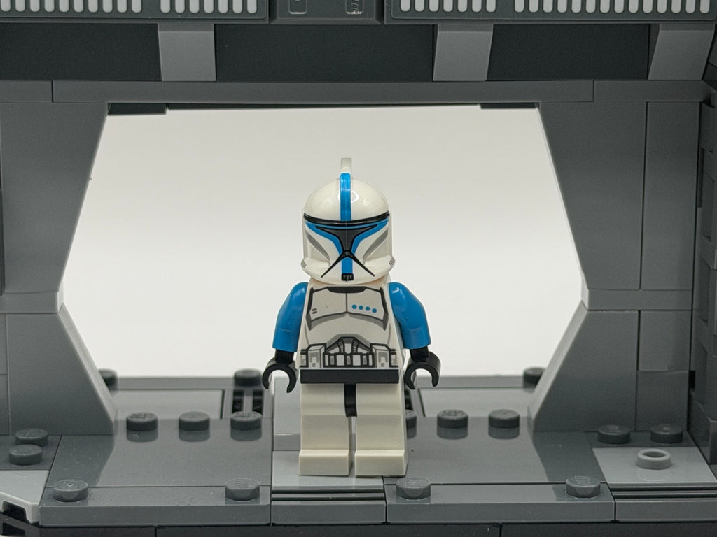 Clone Trooper Lieutenant sw0502 front