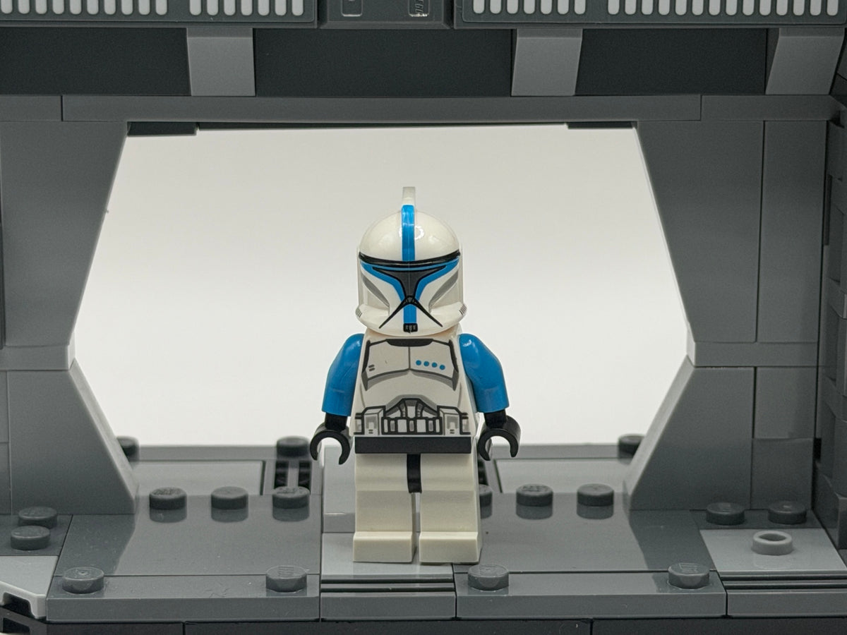 Clone Trooper Lieutenant sw0502 front